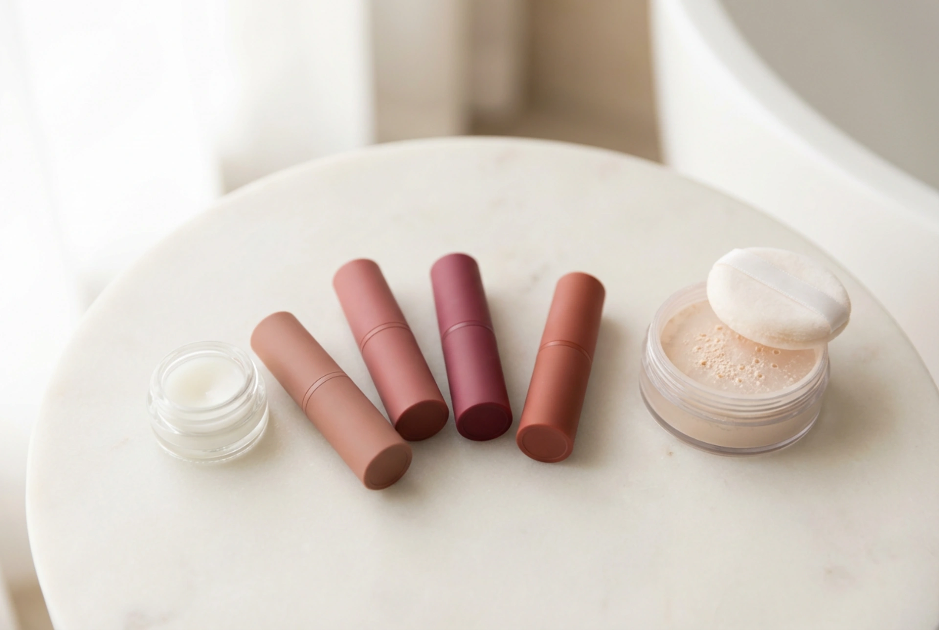 Matte lippenstift: lippen voorbereiden, dunne laagjes aanbrengen en fixeren