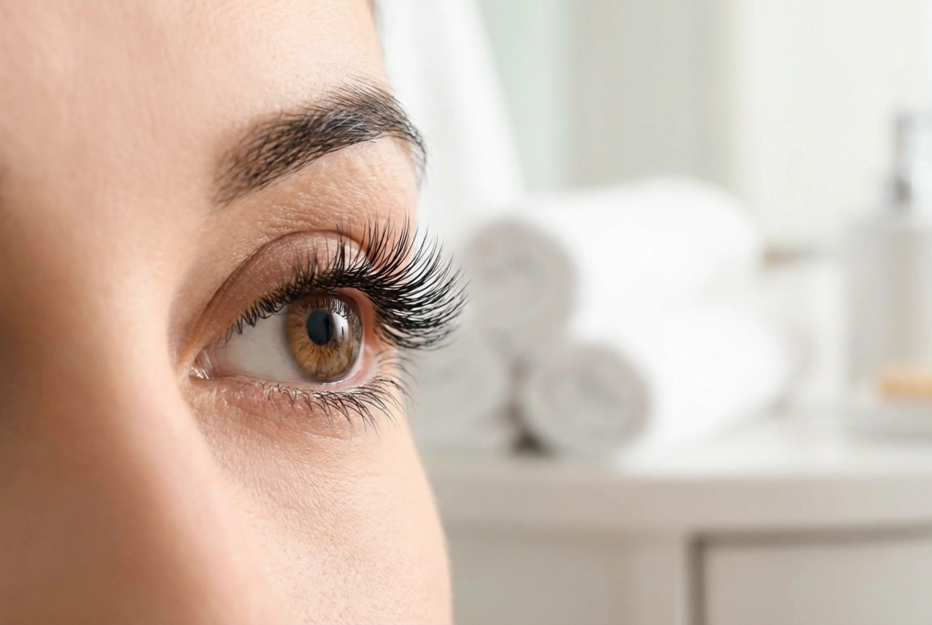 Mascara: hoe aanbrengen zonder klontjes en vlekken