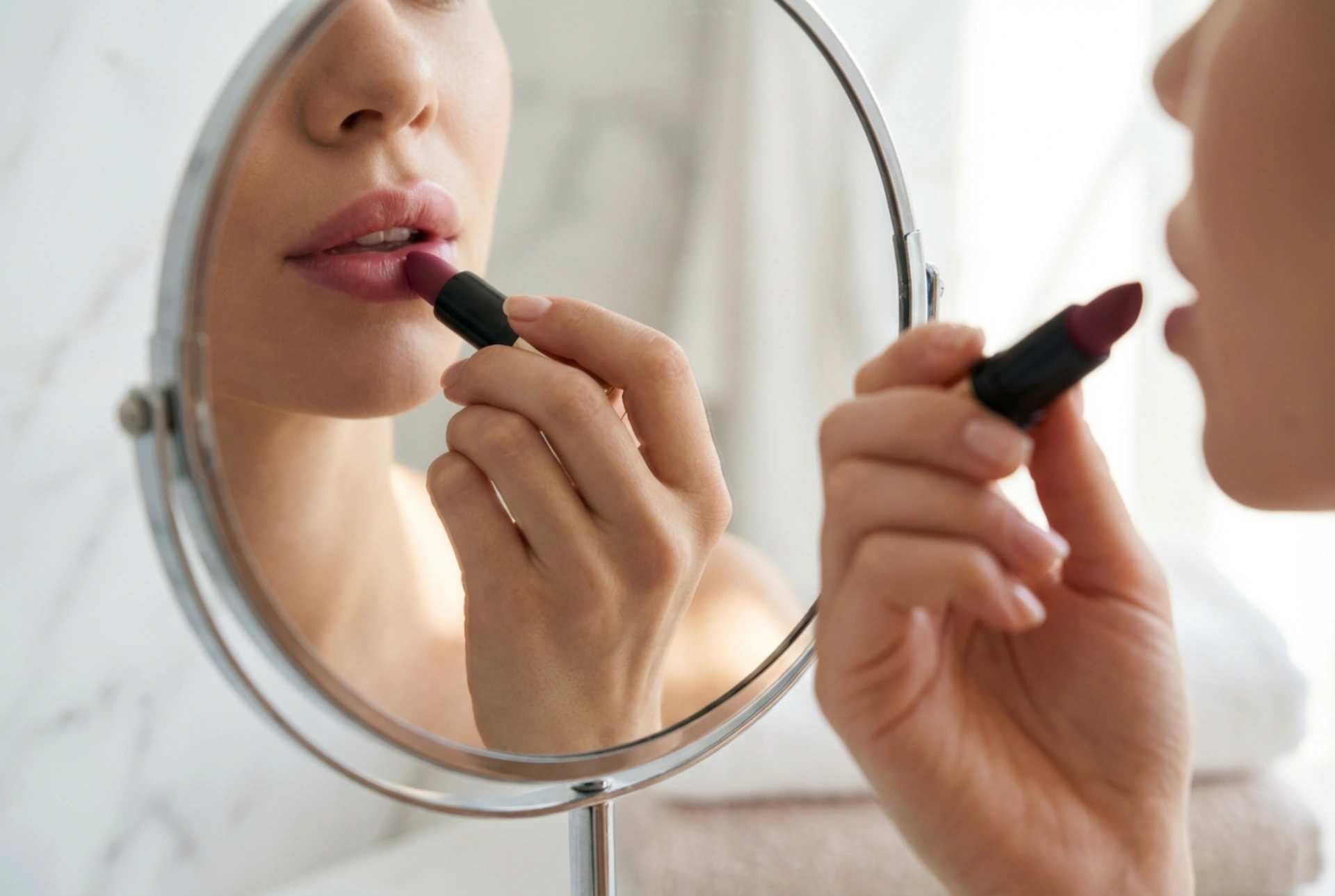 Matte lippenstift zonder uitdroging: voorbereiding en applicatie van de lippen